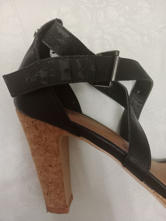 Sandalias tacón negro.