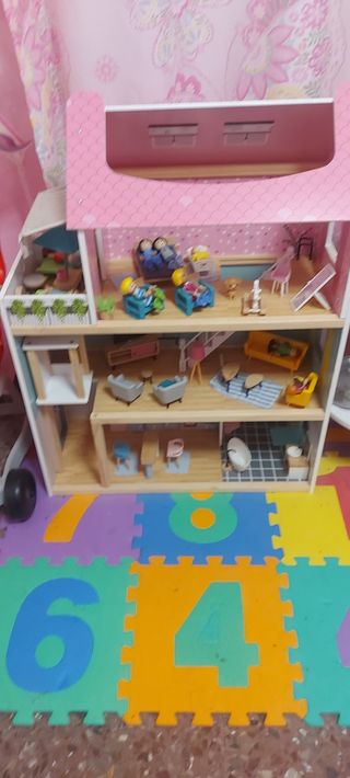 Casita de muñecas de juguete
