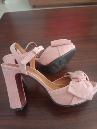 Sandalias rosa ante tacón alto