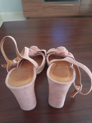 Sandalias rosa ante tacón alto