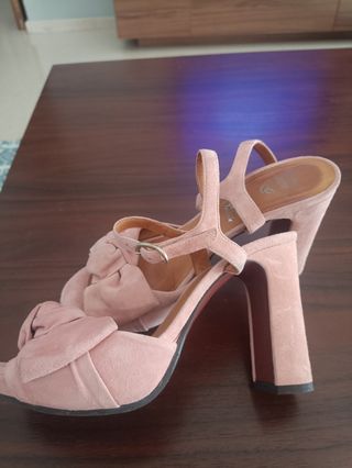 Sandalias rosa ante tacón alto