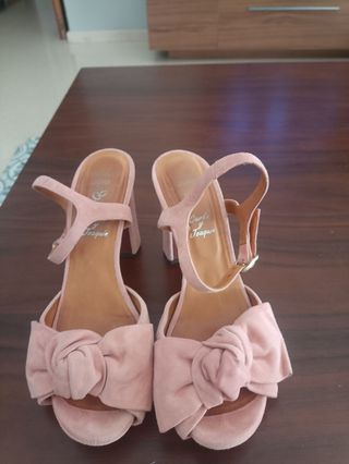 Sandalias rosa ante tacón alto