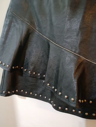 Minifalda negra efecto piel 