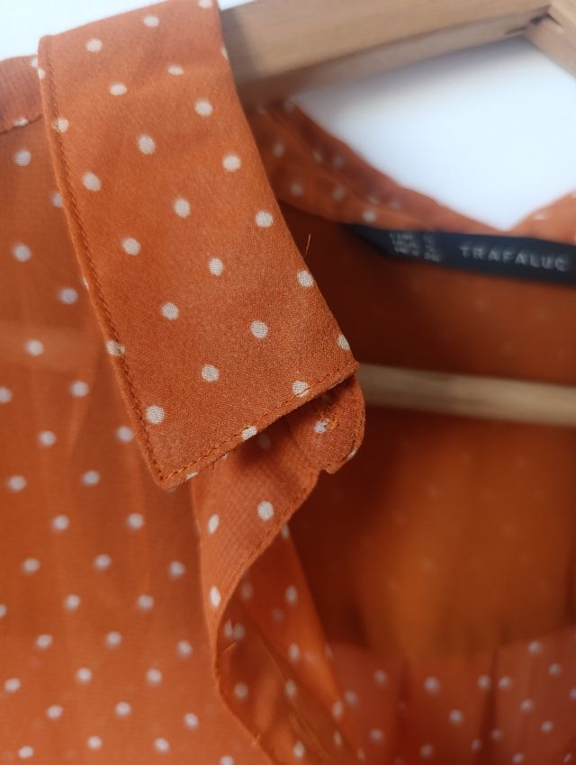Blusa TRF sin mangas naranja con topos blancos