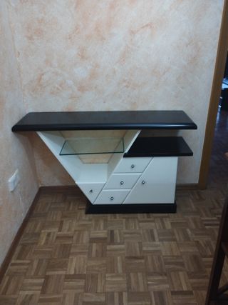 Mueble recibidor blanco y negro