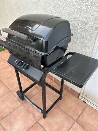 Barbacoa negra jardín