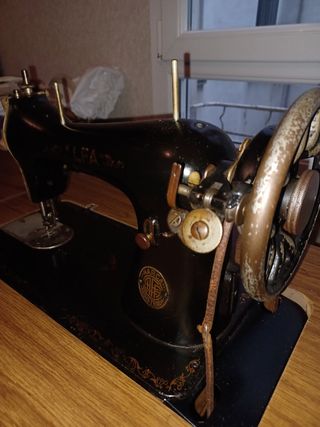 Máquina coser Alfa Eibar antigua