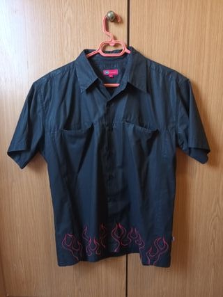 Camisa negra - llamas rojas