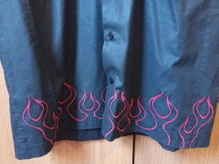 Camisa negra - llamas rojas