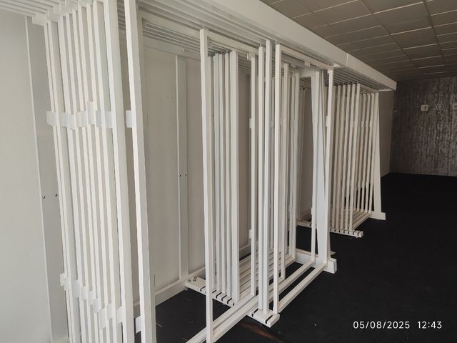 Expositor de suelo blanco
