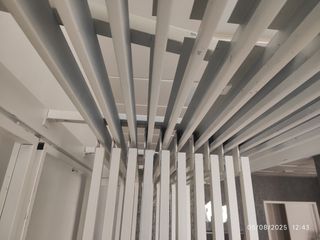 Expositor de suelo blanco