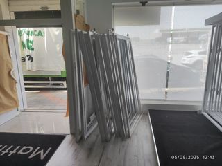 Expositor de suelo blanco