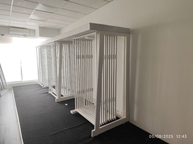 Expositor de suelo blanco