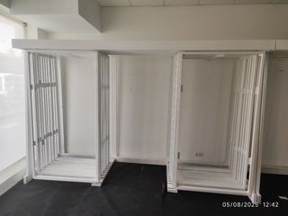 Expositor de suelo blanco