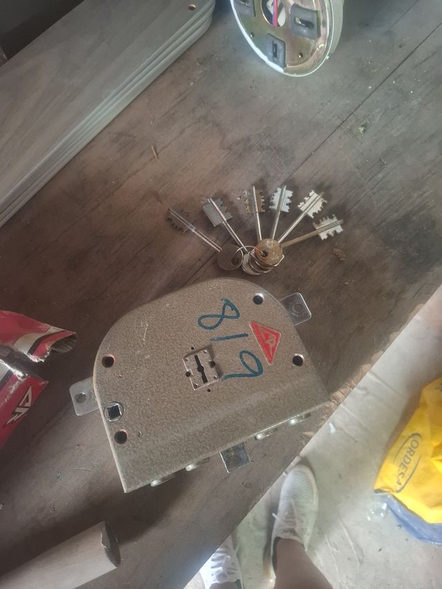 Cerradura puerta blindada antigua