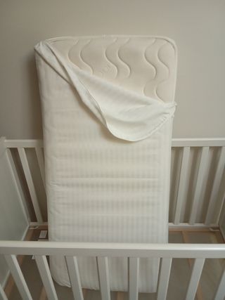 Cuna bebé, más el colchón con la funda del colchón