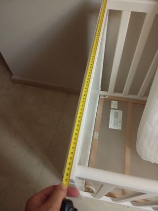 Cuna bebé, más el colchón con la funda del colchón