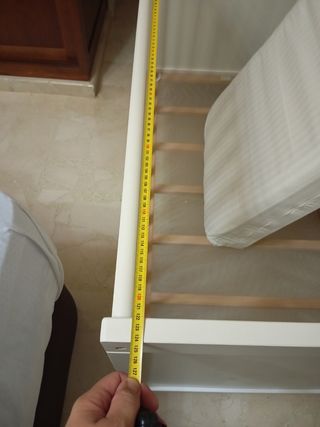 Cuna bebé, más el colchón con la funda del colchón