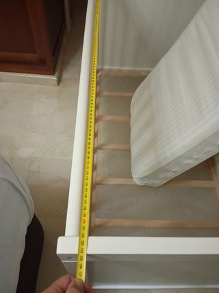 Cuna bebé, más el colchón con la funda del colchón