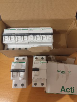 Lotes 3 Dif de 25A 15 de 10A y 7 de 16A Schneider