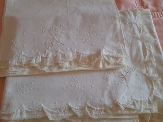 Sábanas blancas bordadas