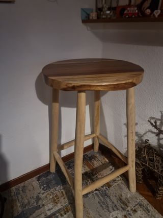 2 Taburetes Altos Marrón Piel Sintética
Mesa 