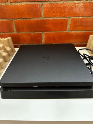 PS4 Slim 1TB + 2 mandos + 5 juegos