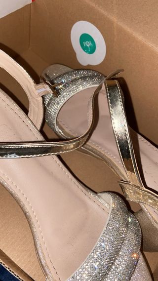 Tacones brillantes dorados