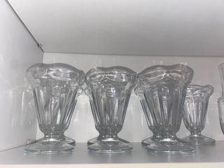 Cristalería variada: vasos y copas