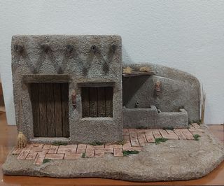 Casa belén artesanal con abrevadero