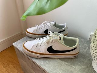 Zapatillas Nike Court Legacy blancas y marrón