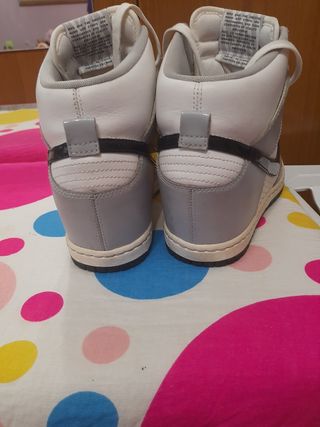 Zapatillas Nike blancas y grises