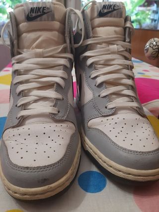 Zapatillas Nike blancas y grises