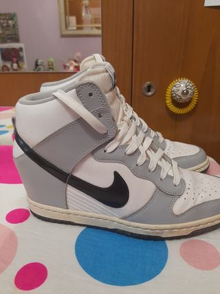 Zapatillas Nike blancas y grises