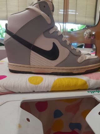 Zapatillas Nike blancas y grises