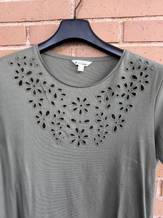 SOLO EN MANO: Camiseta verde oliva talla M