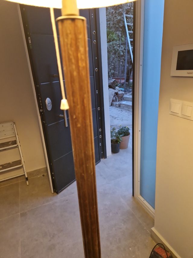 Lampara pie madera estilo vintage