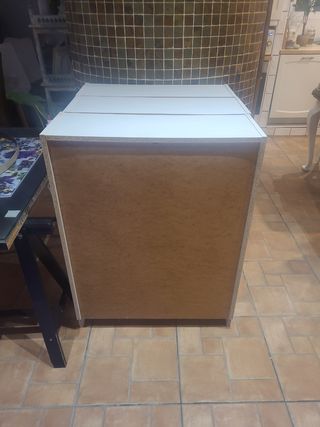 Librería blanca de madera queda 1 unidad.