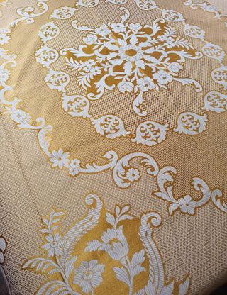 Colcha antigua marfil- dorada de matrimonio.