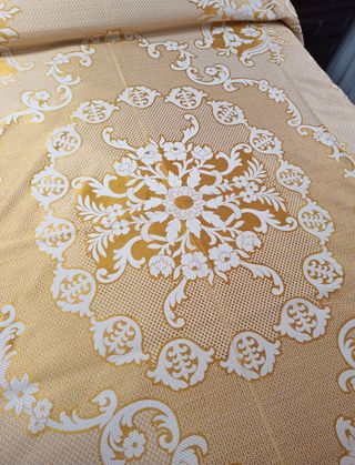 Colcha antigua marfil- dorada de matrimonio.
