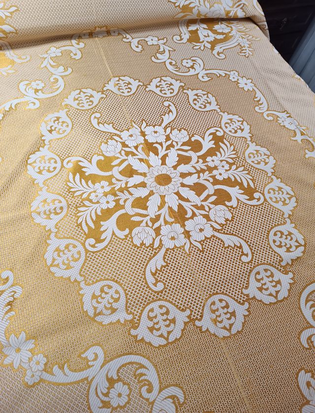 Colcha antigua marfil- dorada de matrimonio.