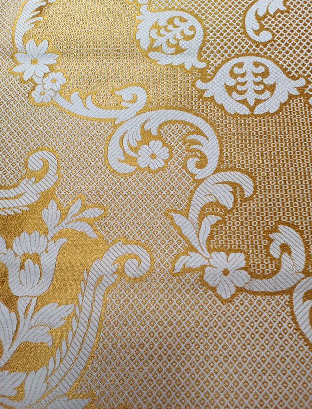 Colcha antigua marfil- dorada de matrimonio.