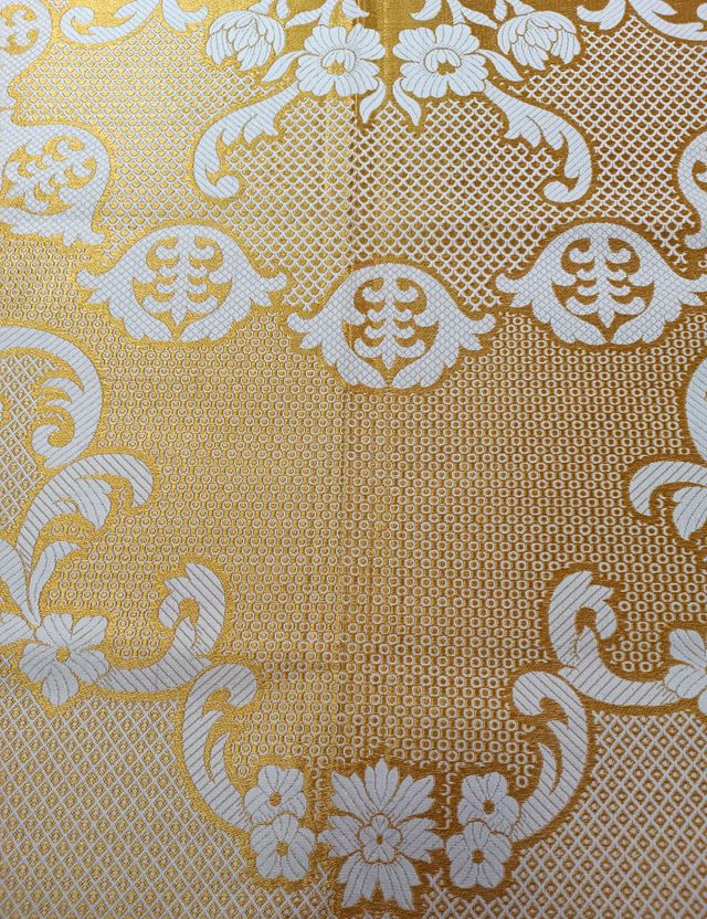 Colcha antigua marfil- dorada de matrimonio.