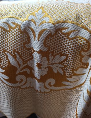 Colcha antigua marfil- dorada de matrimonio.