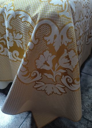 Colcha antigua marfil- dorada de matrimonio.
