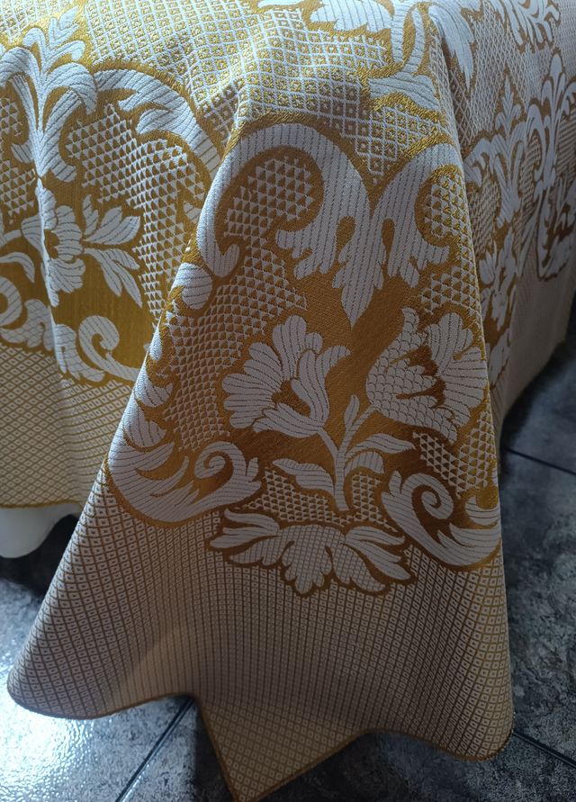 Colcha antigua marfil- dorada de matrimonio.