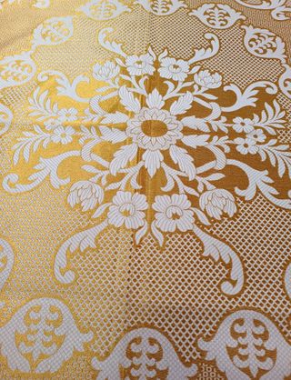 Colcha antigua marfil- dorada de matrimonio.