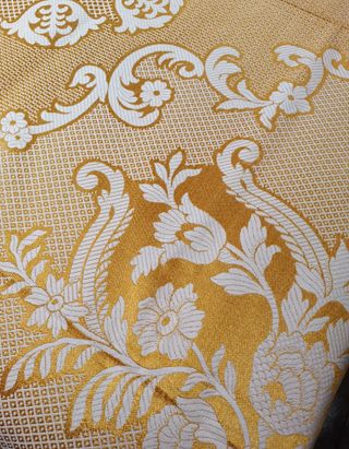 Colcha antigua marfil- dorada de matrimonio.