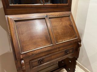 Mueble escritorio vitrina, de roble, muy antiguo.