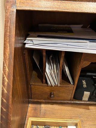 Mueble escritorio vitrina, de roble, muy antiguo.